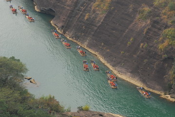 上海一医生跟腱断裂4天后绑支具站着做两台手术是怎么回事？